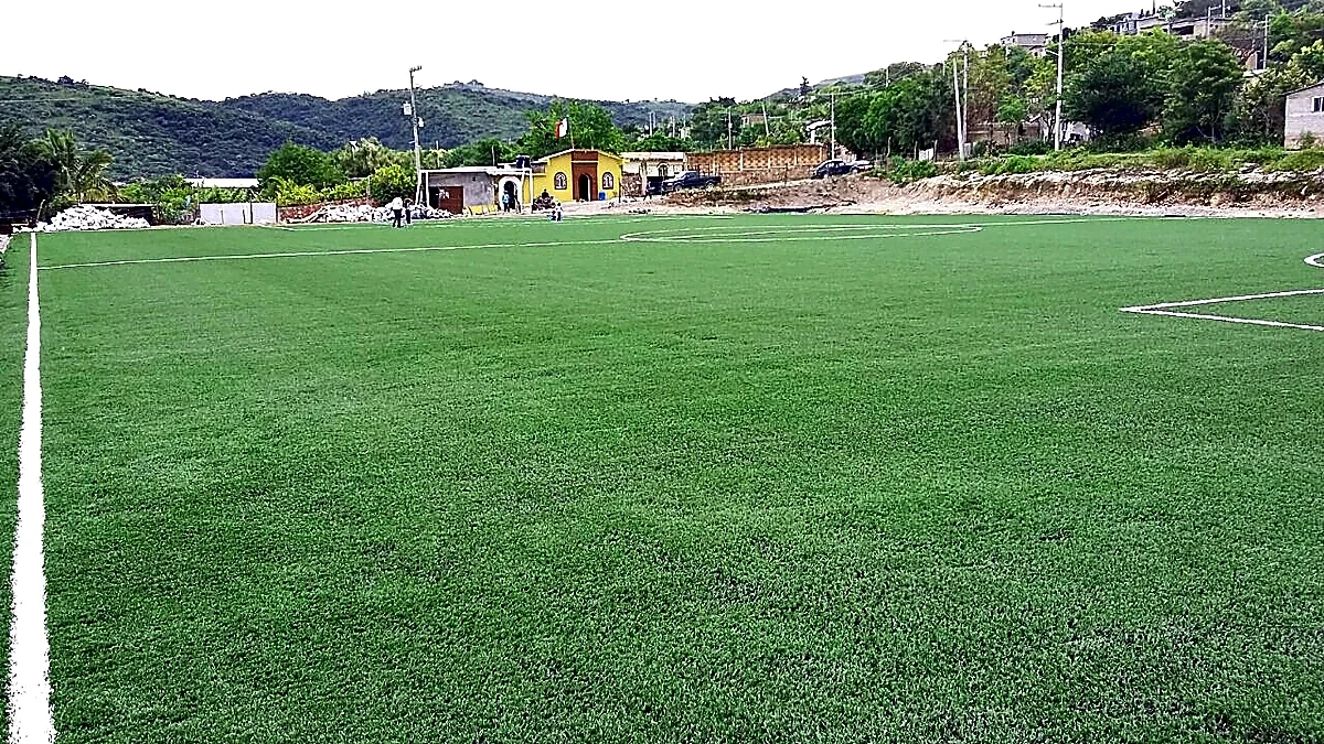 Cancha de fútbol soccer con pasto sintético en Campo Deportivo Carrizalillo, Guerrero: otra vista de la cancha