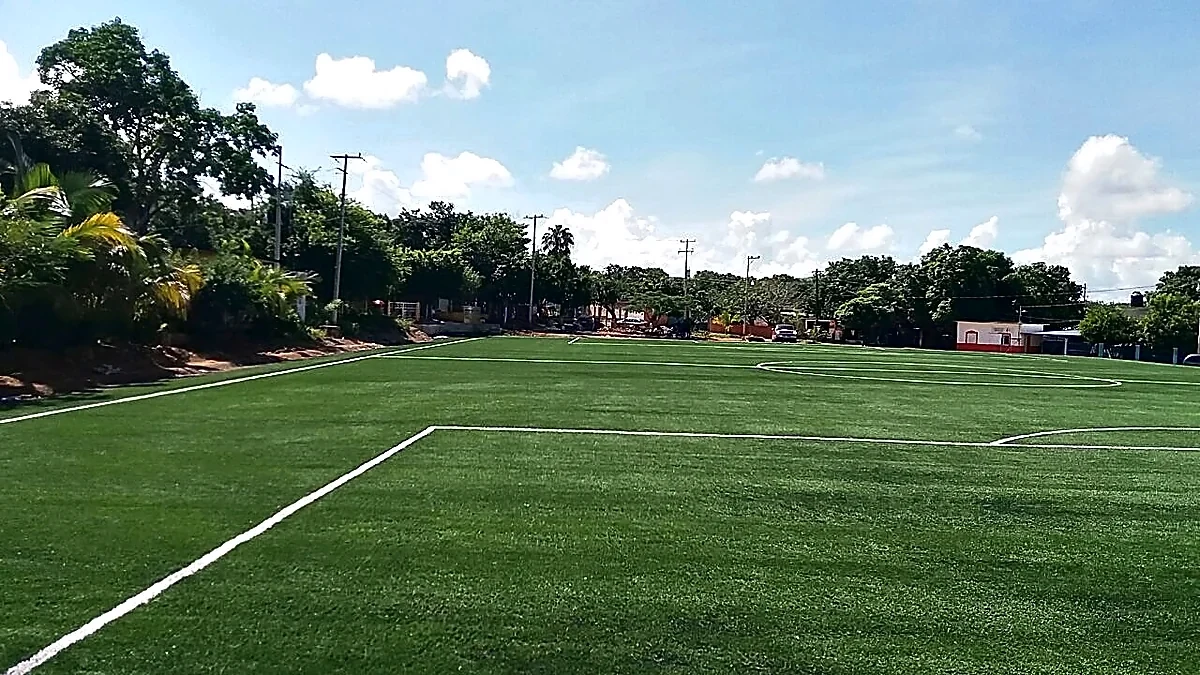 Cancha de fútbol soccer con pasto sintético en Campo Deportivo Palos Altos, Guerrero: líneas de juego insertadas en el pasto
