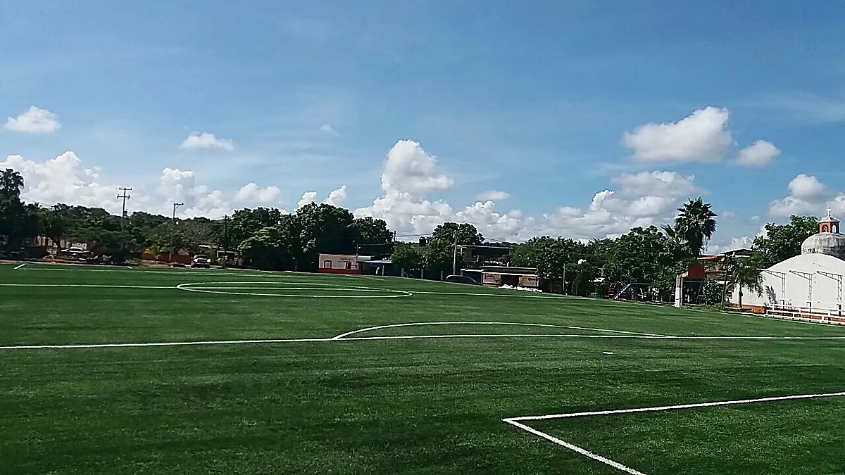 Cancha de fútbol soccer con pasto sintético en Campo Deportivo Palos Altos, Guerrero: la cancha desde la línea lateral