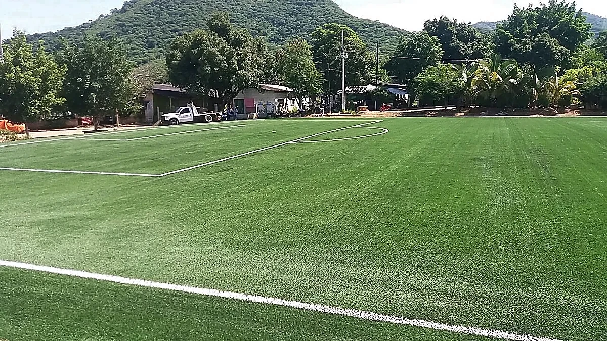 Cancha de fútbol soccer con pasto sintético en Campo Deportivo Palos Altos, Guerrero: pasto sintético deportivo recién cepillado
