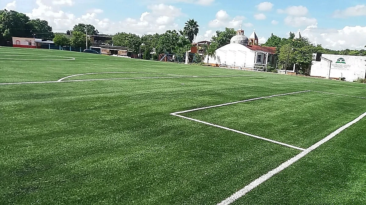 Detalle del pasto sintético de la cancha de fútbol soccer en Palos Altos, Guerrero