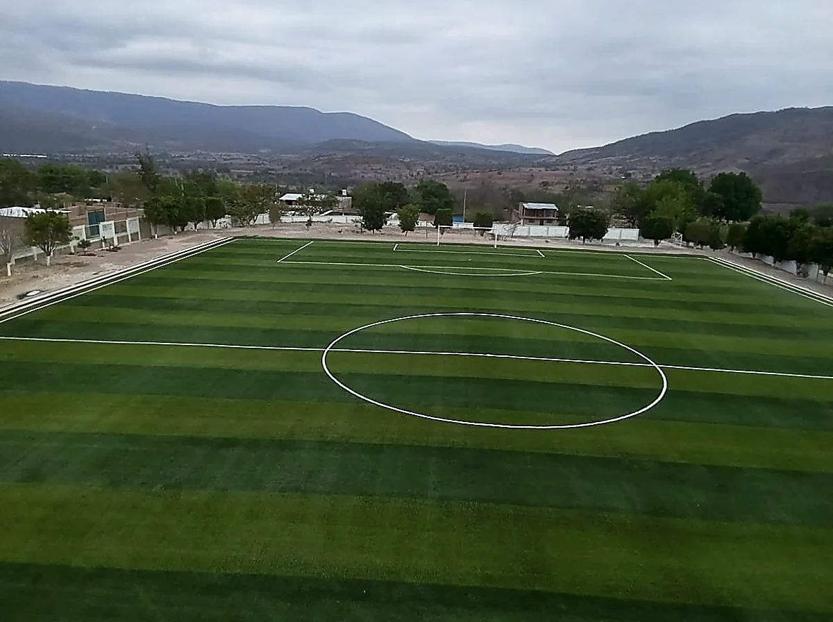Cancha de fútbol soccer con pasto sintético en Deportivo Linda Vista, Chichihualco, Guerrero: pasto sintético deportivo recién cepillado