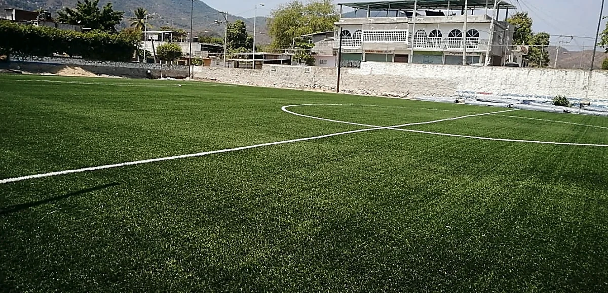 Cancha de fútbol soccer con pasto sintético en Polideportivo Zapata, Acapulco