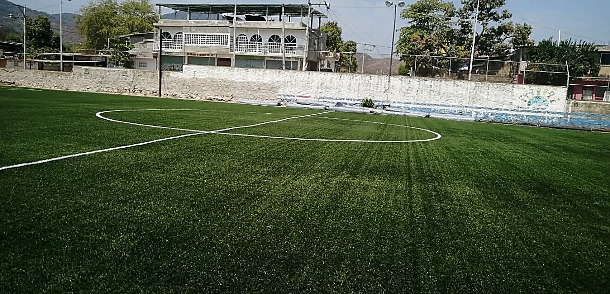 Cancha de fútbol soccer con pasto sintético en Polideportivo Zapata, Acapulco, Guerrero: la cancha desde la línea lateral