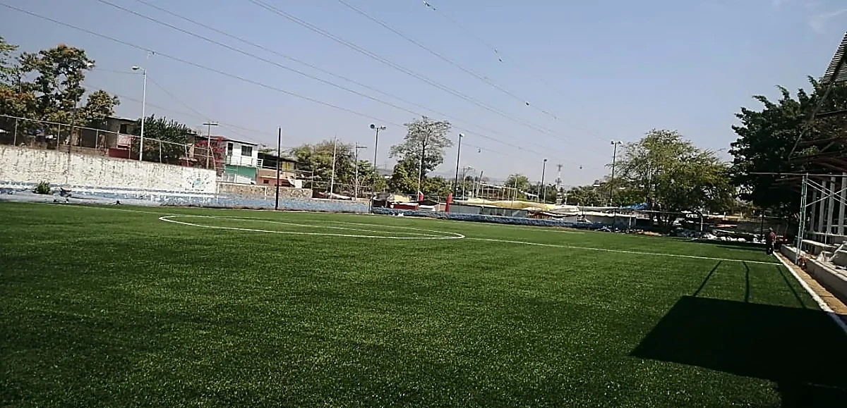 Detalle del pasto sintético de la cancha de fútbol soccer en Acapulco, Guerrero
