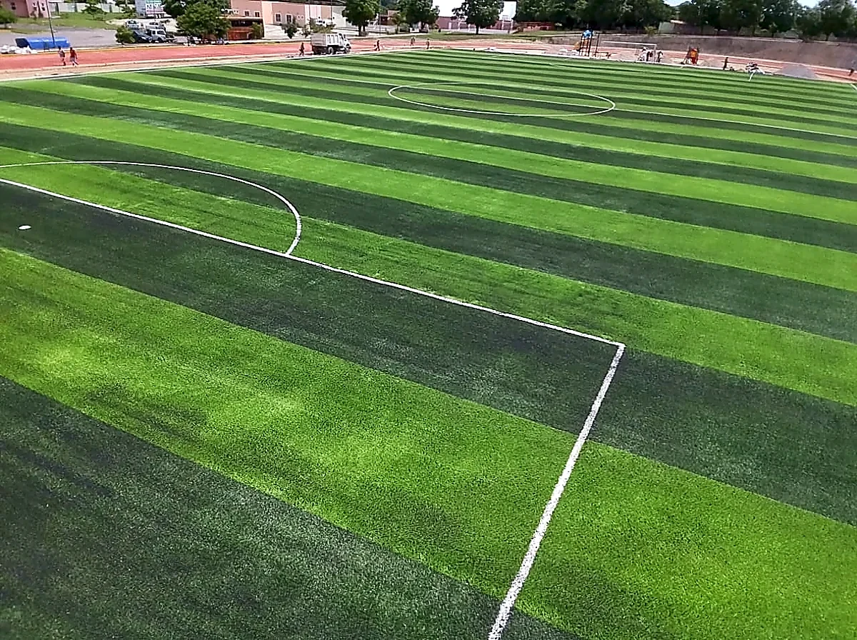 Cancha de fútbol soccer con pasto sintético en Unidad Deportiva de Ayutla, Guerrero: otra vista de la cancha