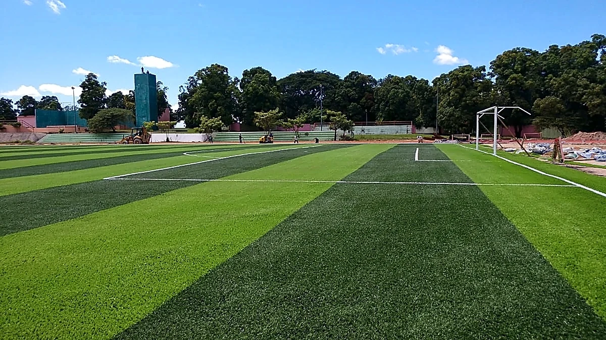 Cancha de fútbol soccer con pasto sintético en Unidad Deportiva de Ayutla, Guerrero: la cancha desdel fondo