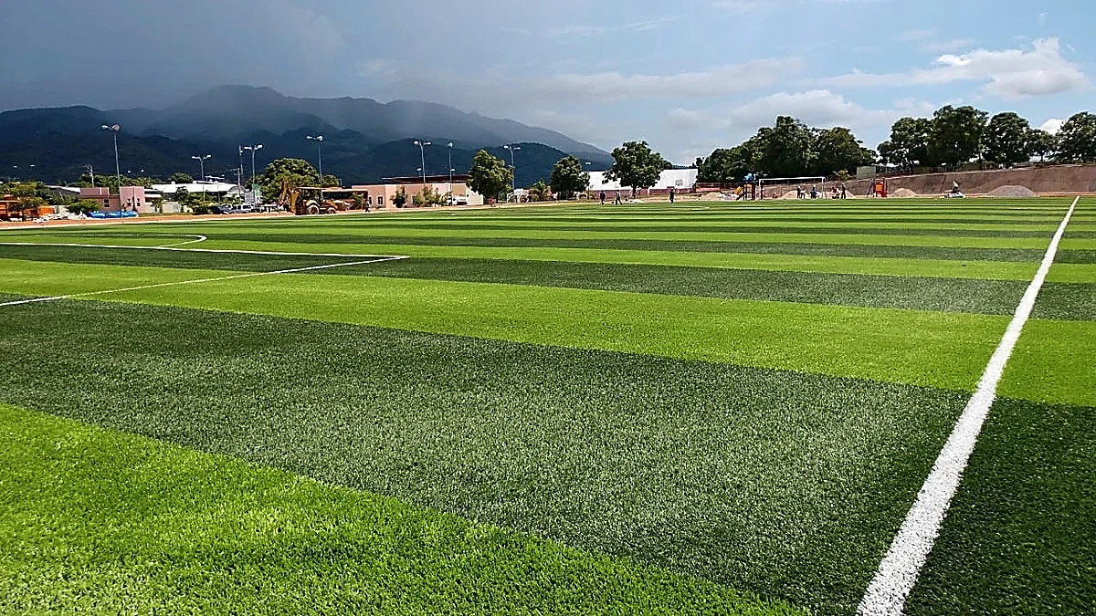 Detalle del pasto sintético de la cancha de fútbol soccer en Ayutla, Guerrero