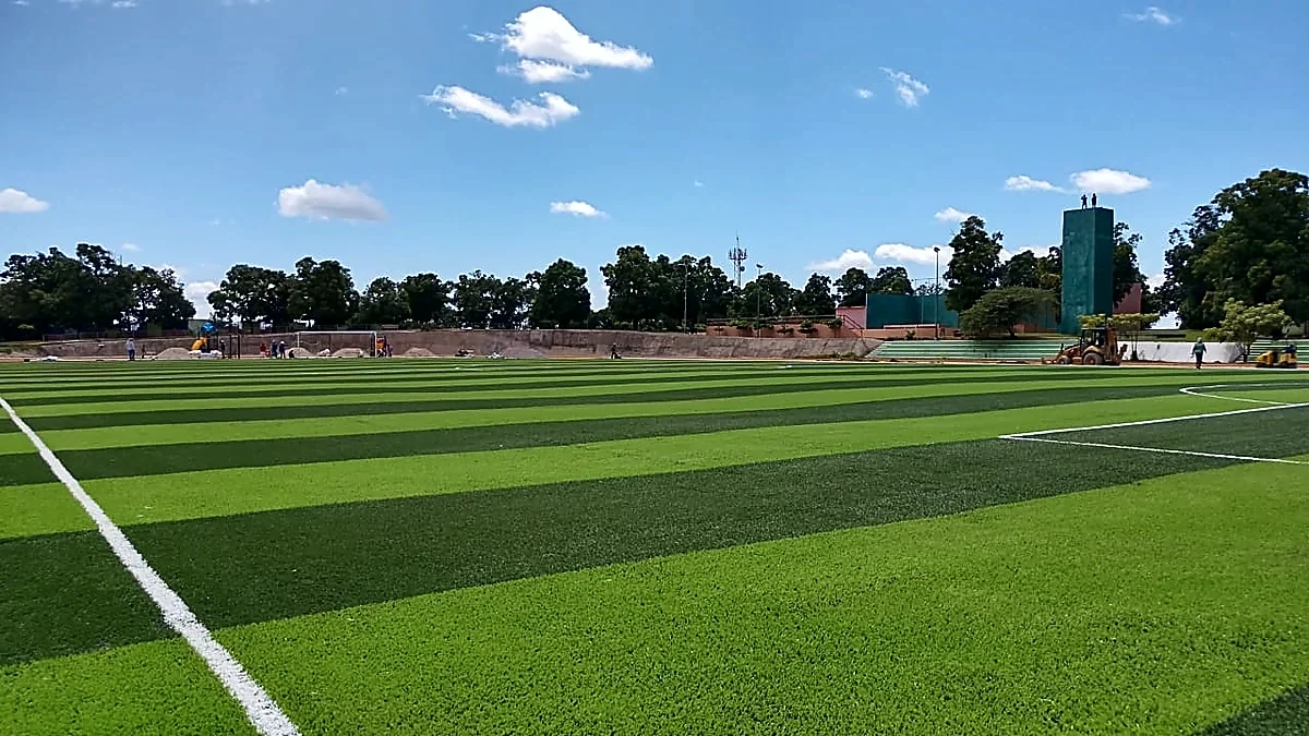 Cancha de fútbol soccer con pasto sintético en Unidad Deportiva de Ayutla, Ayutla de los Libres, Guerrero: líneas de juego insertadas en el pasto