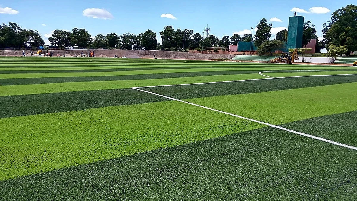 Cancha de fútbol soccer con pasto sintético en Unidad Deportiva de Ayutla, Ayutla de los Libres, Guerrero: la cancha desde la línea lateral