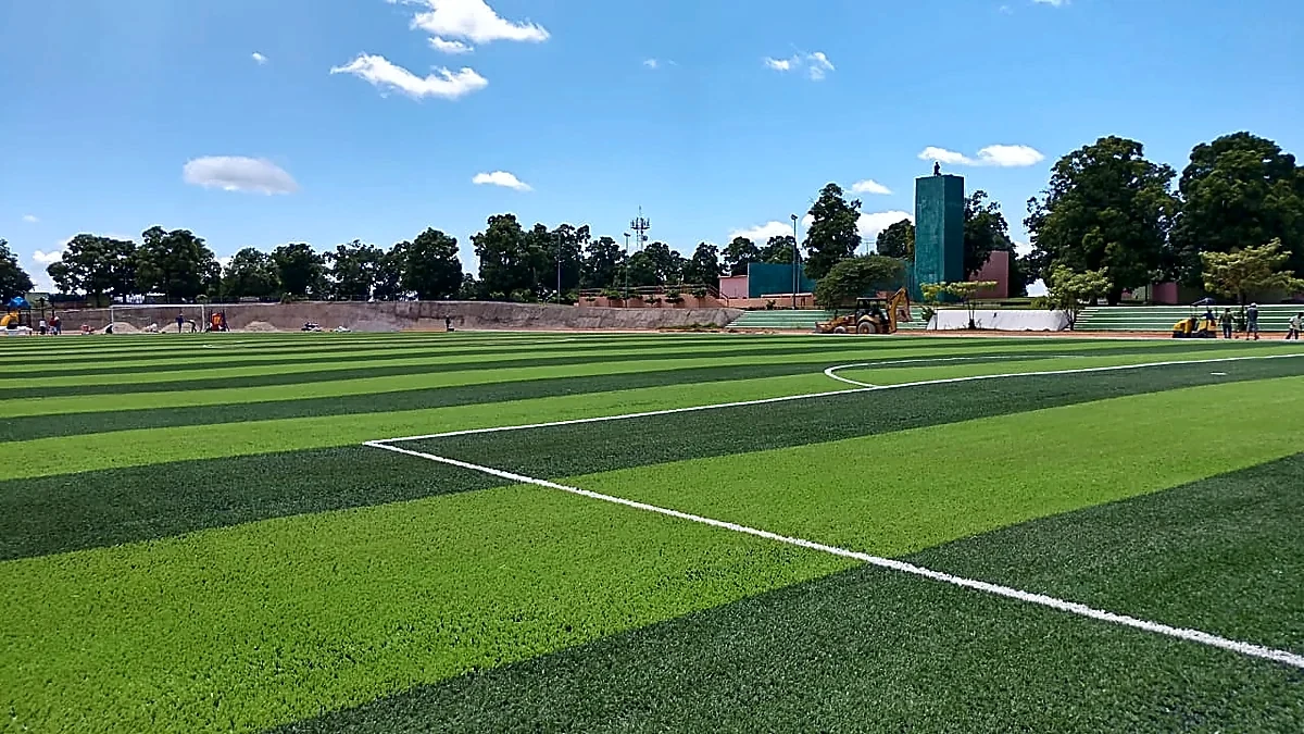 Cancha de fútbol soccer con pasto sintético en Unidad Deportiva de Ayutla, Ayutla de los Libres, Guerrero: pasto sintético deportivo recién cepillado