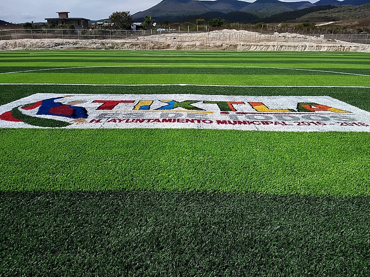 Cancha de fútbol soccer con pasto sintético en Unidad Deportiva de Tixtla, Tixtla (Atliaca), Guerrero: la cancha desdel fondo