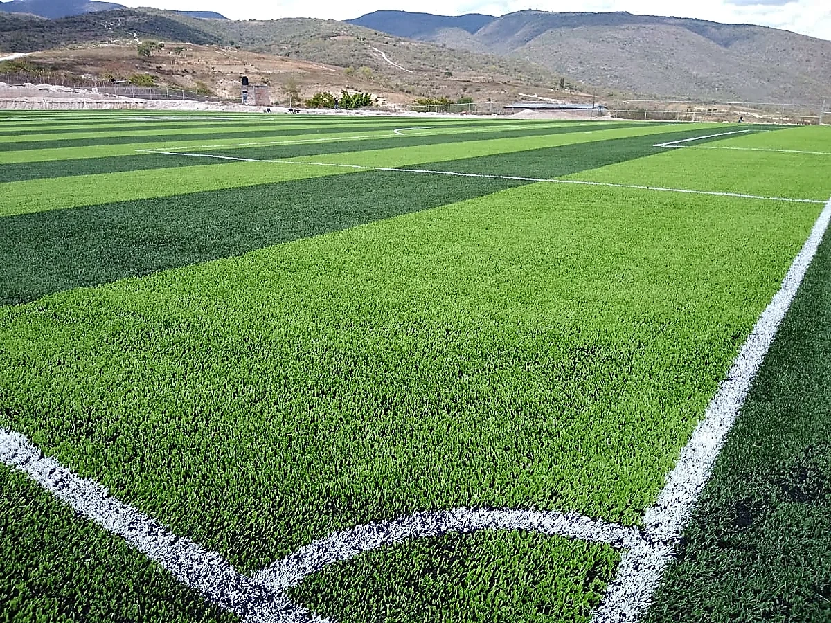 Cancha de fútbol soccer con pasto sintético en Unidad Deportiva de Tixtla, Tixtla (Atliaca), Guerrero: vista de la cancha y su entorno