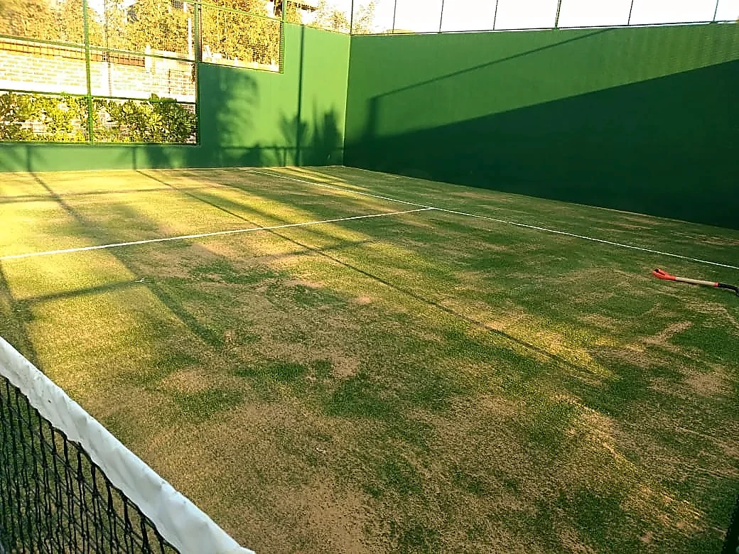Cancha de pádel con pasto sintético en Condominio Punta Majahua, La Unión de Isidoro Montes de Oca, Guerrero: pasto sintético y líneas de juego