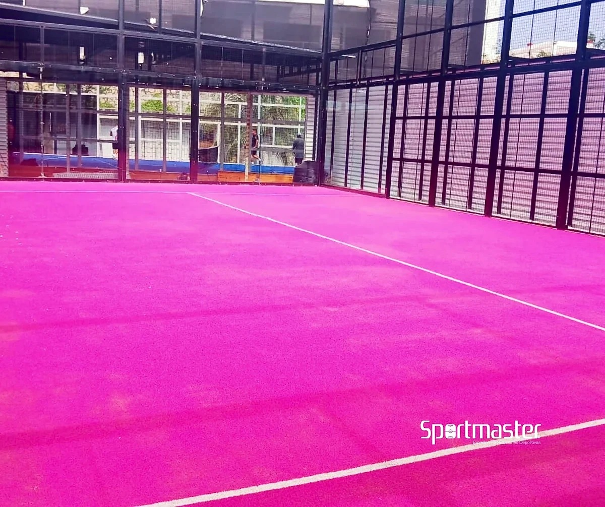 Cancha de pádel con pasto sintético en GYM Condesa, Acapulco, Guerrero: pasto sintético y líneas de juego