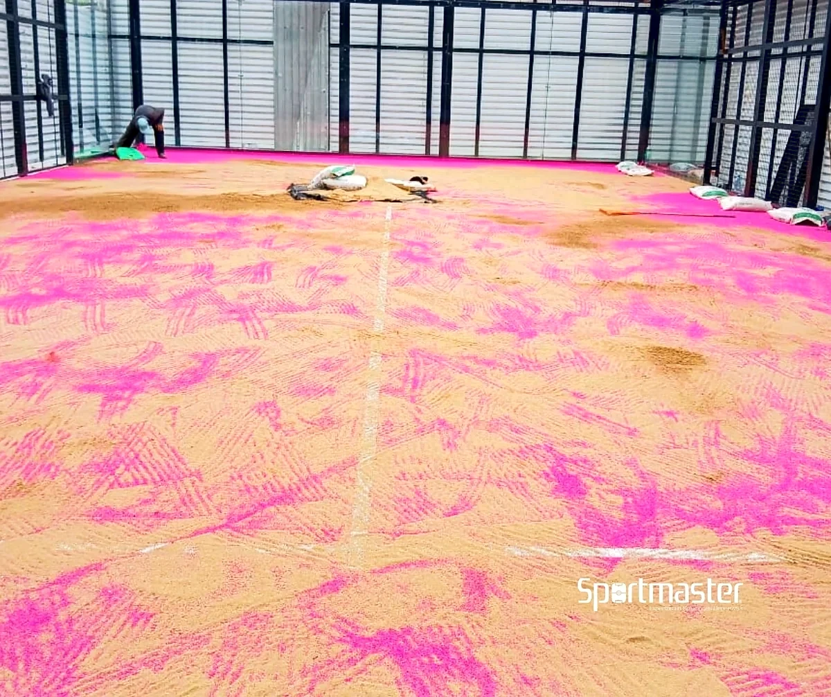 Detalle del pasto sintético de la cancha de pádel en Acapulco, Guerrero