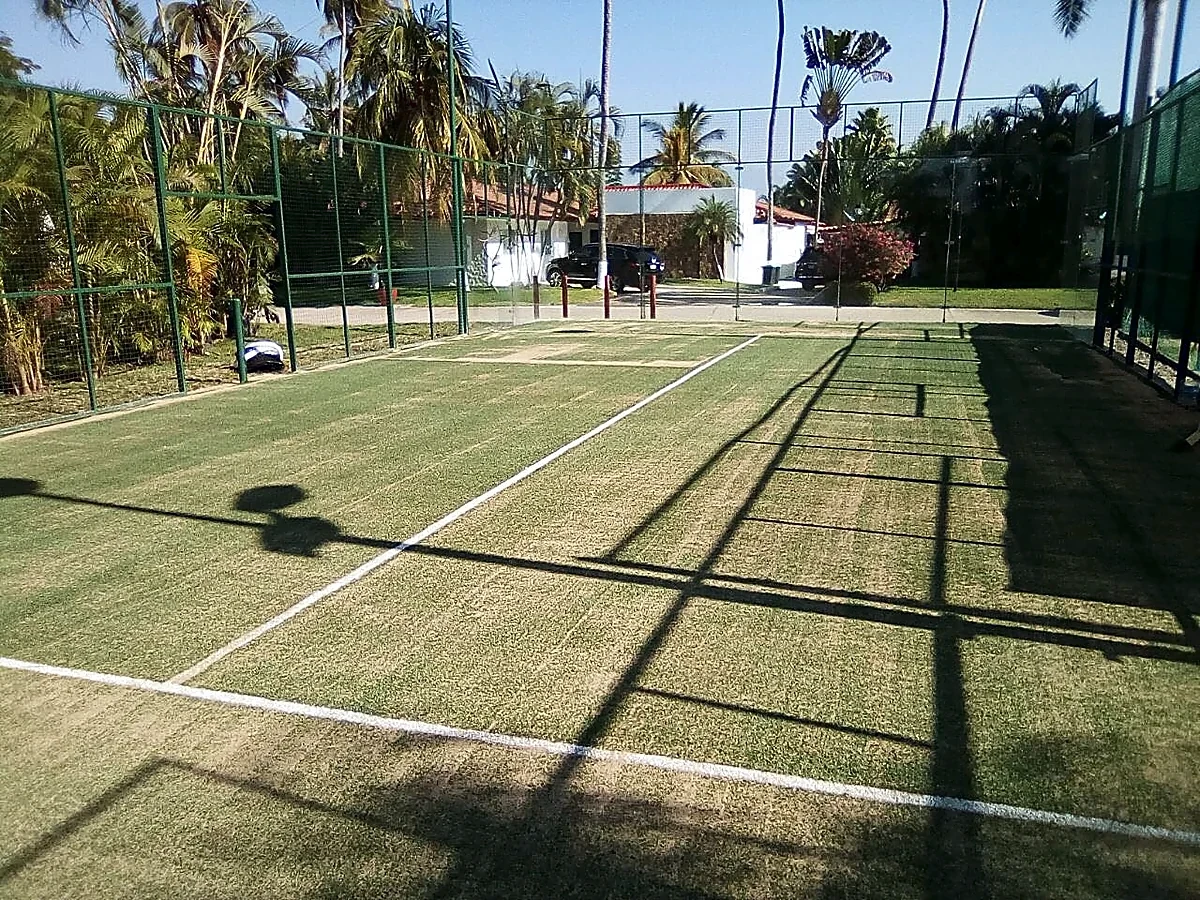 Cancha de pádel con pasto sintético en Hotel de playa, Acapulco, Guerrero: pasto sintético y líneas de juego