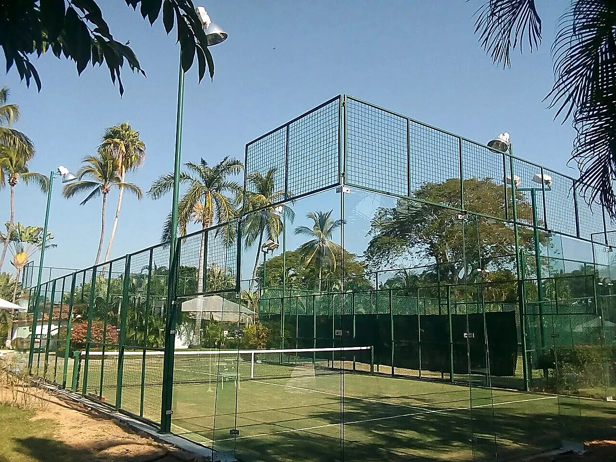 Cancha de pádel con pasto sintético en Hotel Princess -Acapulco, Guerrero