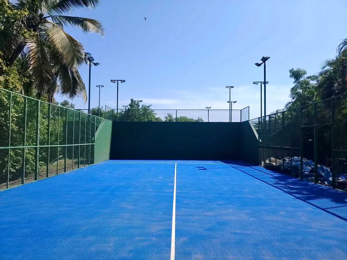 Cancha de pádel con pasto sintético en Zihuatanejo, Guerrero