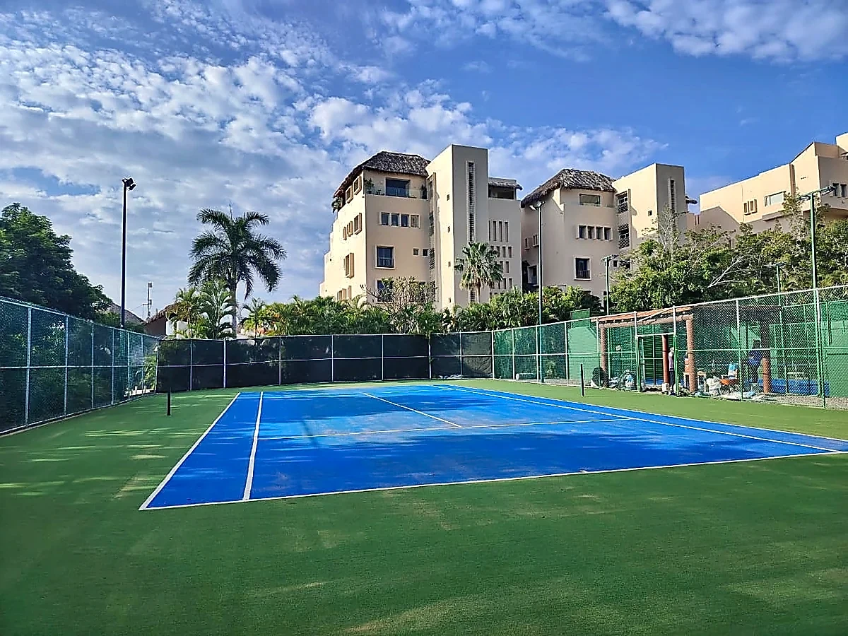 Cancha de pádel con pasto sintético en Zihuatanejo, Guerrero: la cancha y su entorno