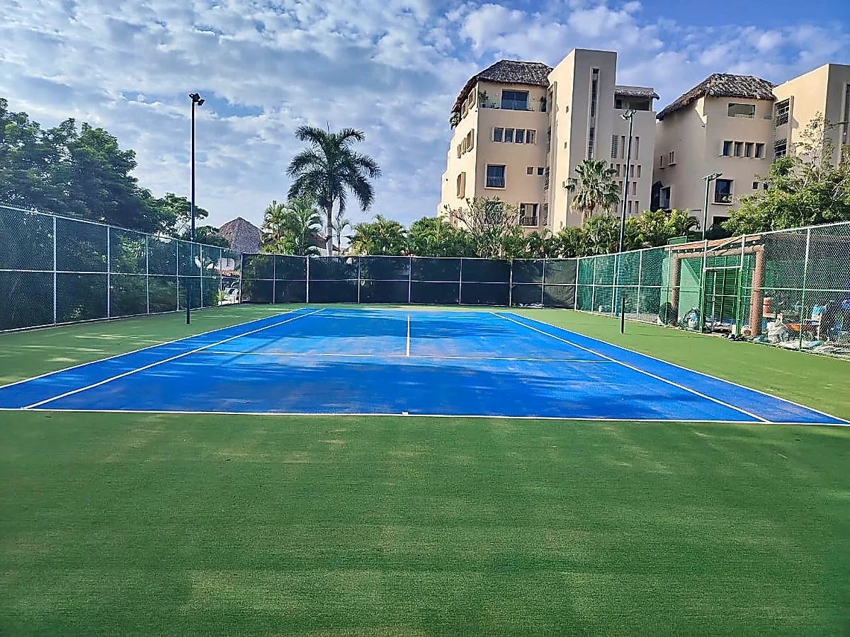 Detalle del pasto sintético de la cancha de pádel en Zihuatanejo, Guerrero