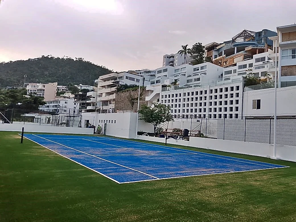 Cancha de tenis con pasto sintético en Acapulco, Guerrero