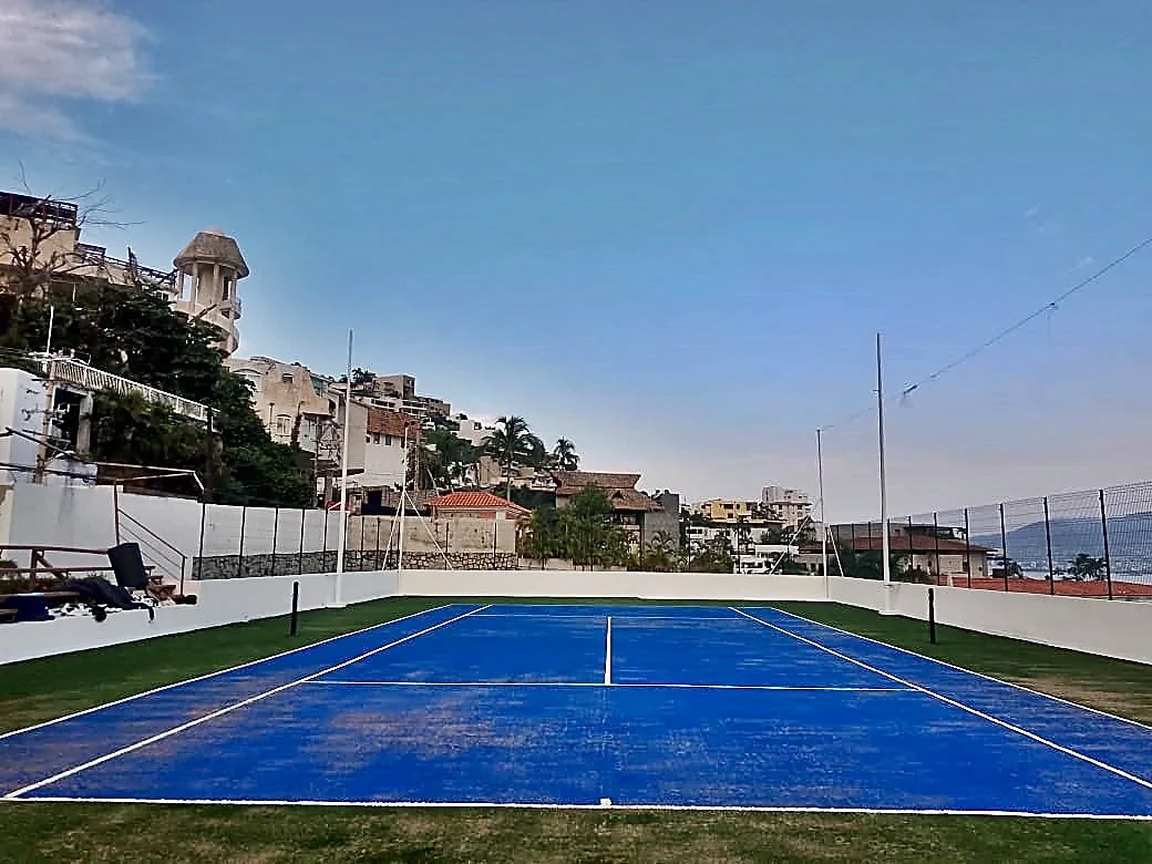 Cancha de tenis con pasto sintético en Acapulco, Guerrero: superficie y líneas de juego