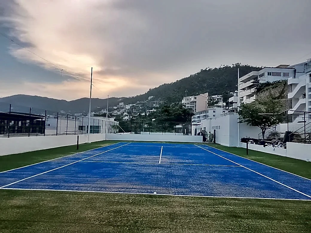 Cancha de tenis con pasto sintético en Acapulco, Guerrero: la cancha desde otro ángulo