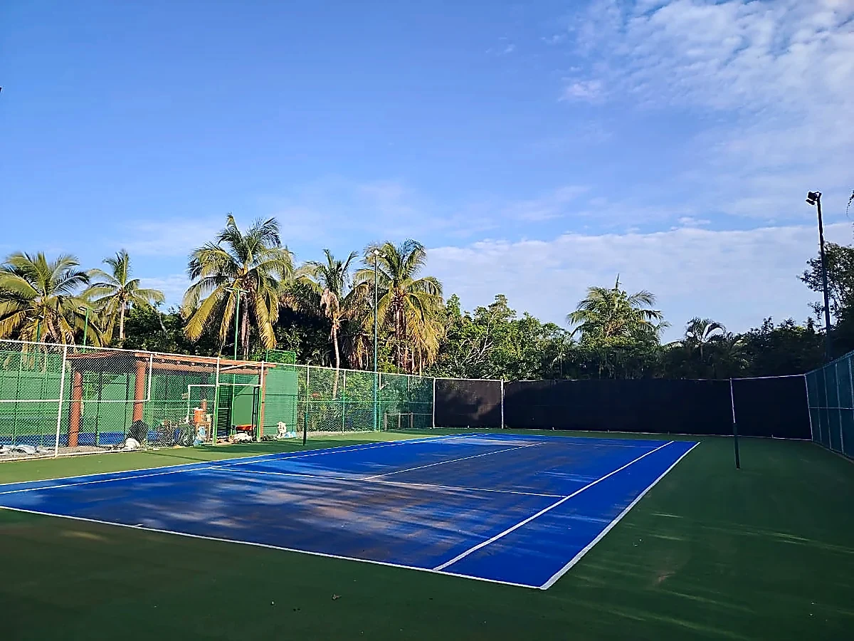 Cancha de tenis con pasto sintético en Zihuatanejo, Guerrero: otra vista de la cancha