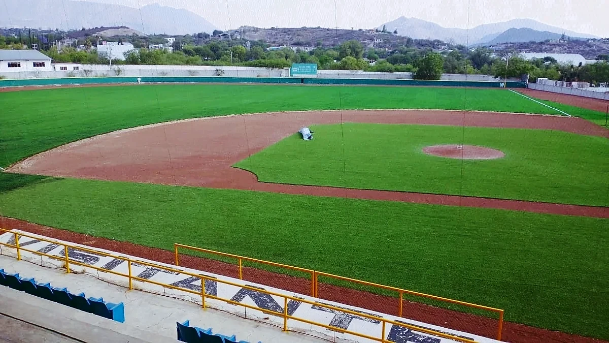 Cuadro del campo de béisbol con pasto sintético, montículo y caminos de bases en arcilla en el Estadio Mineros de Zimapán
