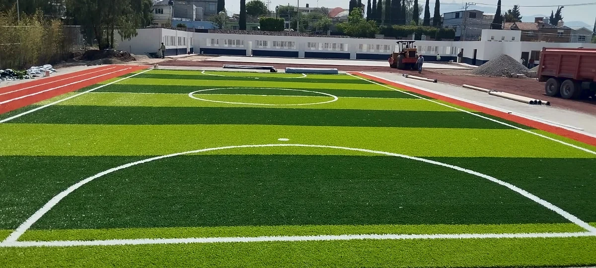 Cancha de fútbol 5 con pasto sintético en Colegio Jean Piaget de Actopan, Hidalgo: otra vista de la cancha