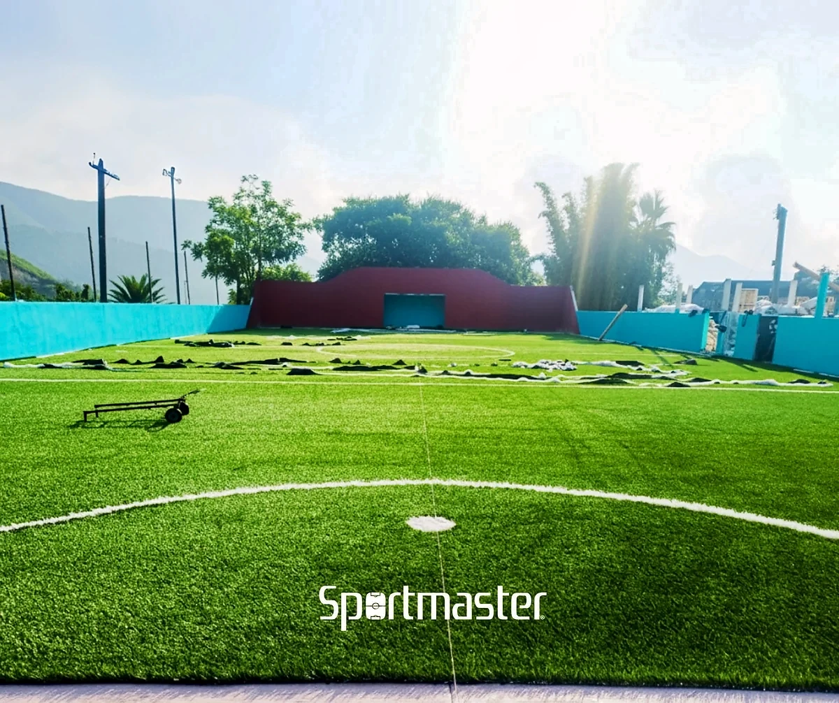 Detalle del pasto sintético de la cancha de fútbol 5 en Jacala de Ledezma, Hidalgo