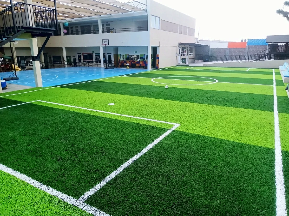 Cancha de fútbol 5 con pasto sintético en Pachuca, Hidalgo: líneas insertadas en el pasto sintético