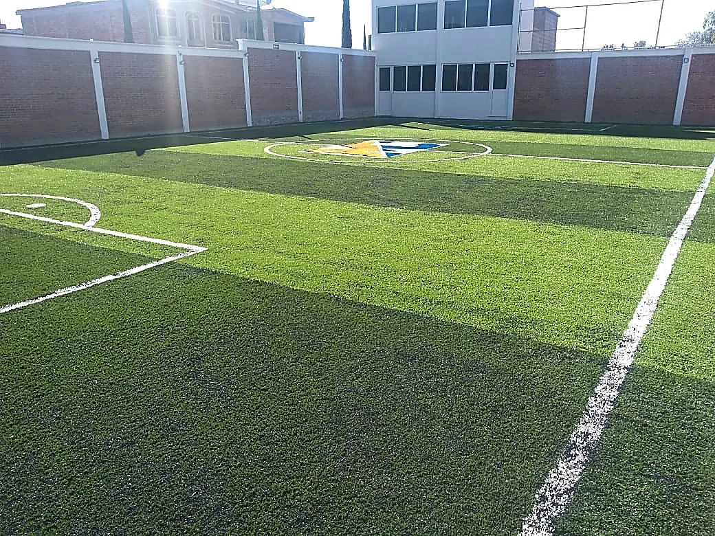 Cancha de fútbol 5 con pasto sintético en Secundaria Marie Curie, Actopan, Hidalgo: vista de la cancha y su entorno