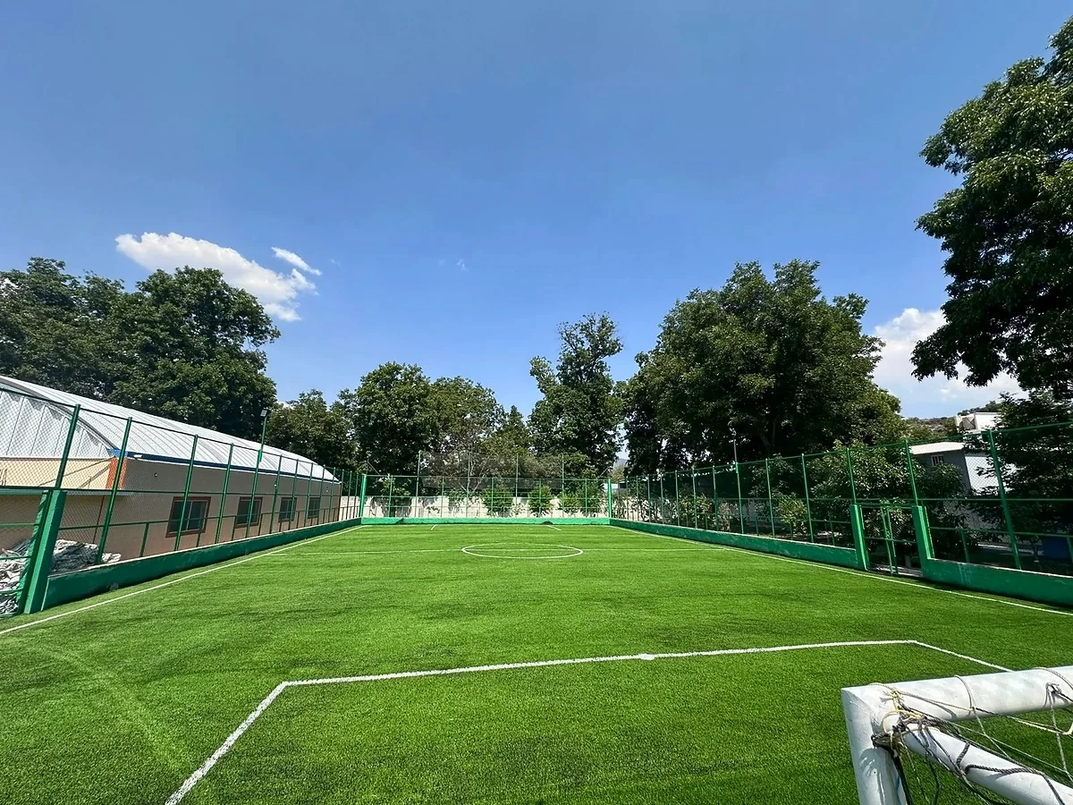 Detalle del pasto sintético de la cancha de fútbol 7 en Tecozautla, Hidalgo