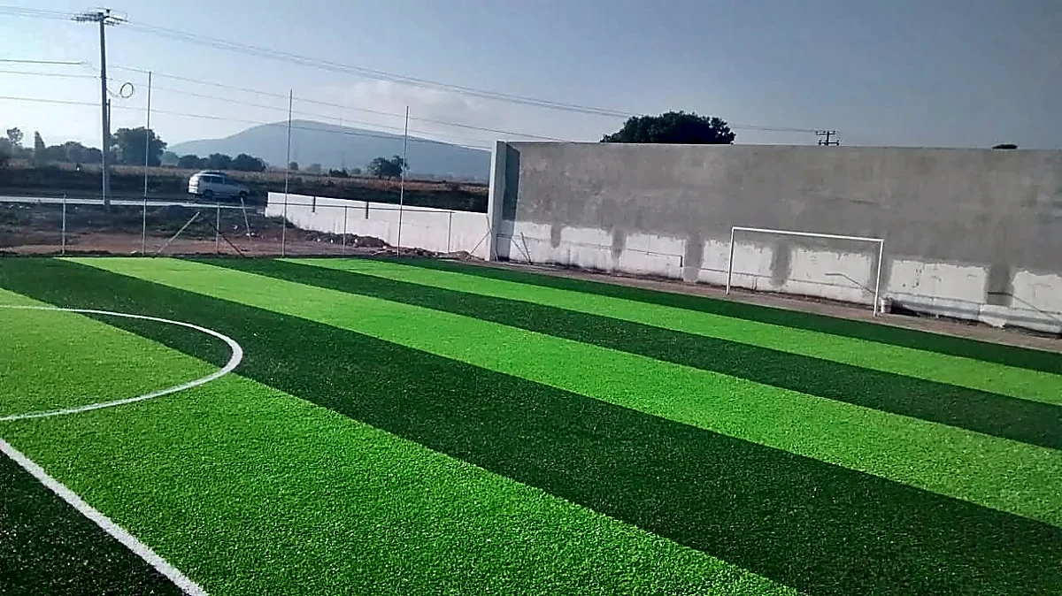 Cancha de fútbol 7 con pasto sintético en Mixquihuala de Juárez, Hidalgo: líneas de juego insertadas en el mismo pasto