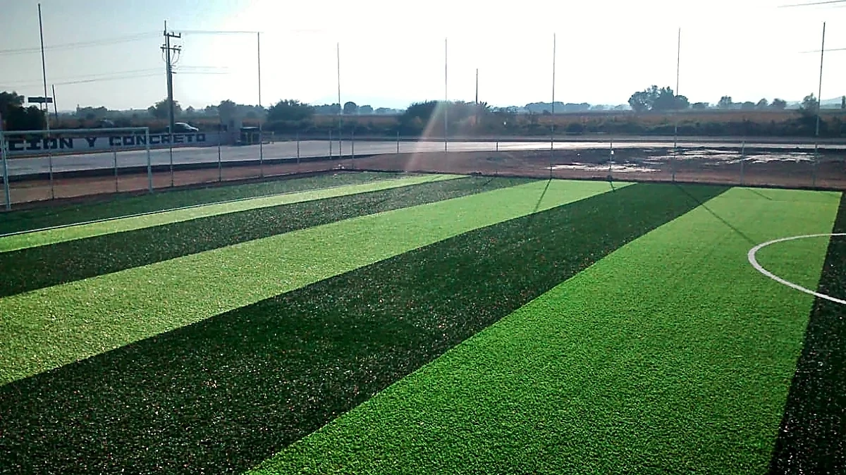 Cancha de fútbol 7 con pasto sintético en Mixquihuala de Juárez, Hidalgo: la cancha desde la línea lateral