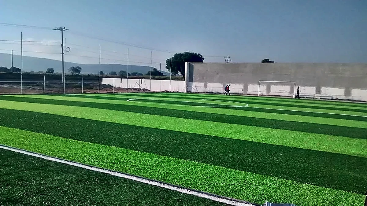 Cancha de fútbol 7 con pasto sintético en Mixquihuala de Juárez, Hidalgo: pasto sintético deportivo recién cepillado