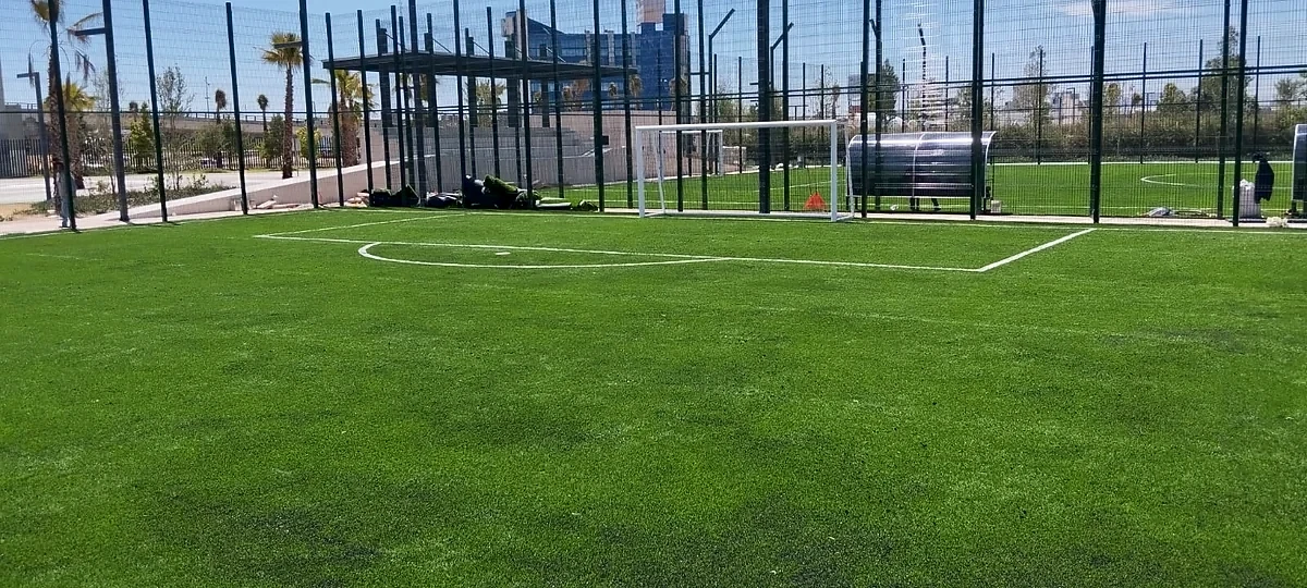 Detalle del pasto sintético de la cancha de fútbol 7 en Pachuca, Hidalgo
