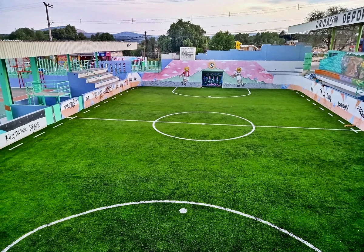 Cancha de fútbol rápido con pasto sintético en Atotonilco de Tula, Hidalgo: la cancha desde la línea lateral