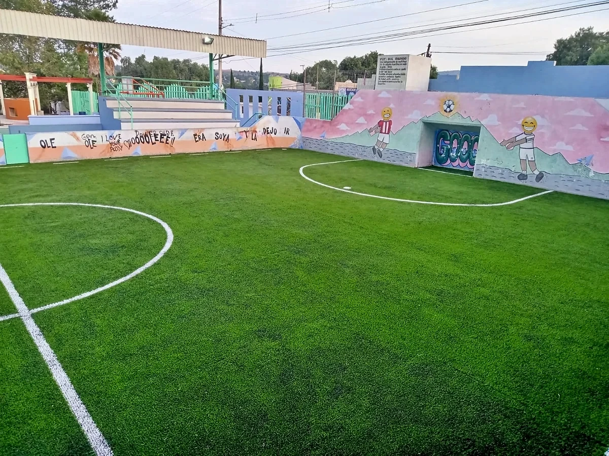 Cancha de fútbol rápido con pasto sintético en Atotonilco de Tula, Hidalgo: otra vista de la cancha