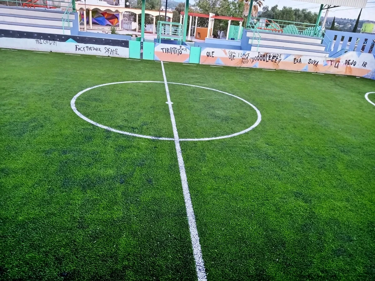 Cancha de fútbol rápido con pasto sintético en Atotonilco de Tula, Hidalgo: pasto sintético deportivo recién cepillado