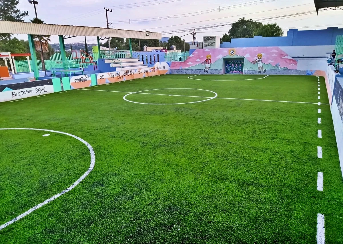 Detalle del pasto sintético de la cancha de fútbol rápido en Atotonilco de Tula, Hidalgo
