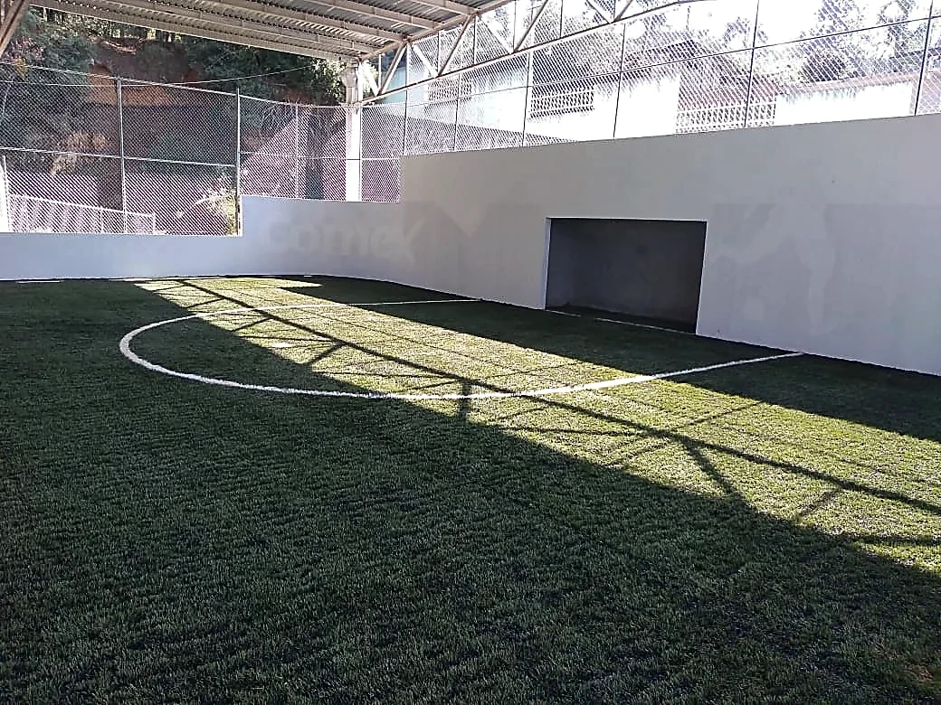 Cancha de fútbol rápido con pasto sintético en Cancha de Futbol Rapido, Acaxochitlán, Hidalgo: otra vista de la cancha