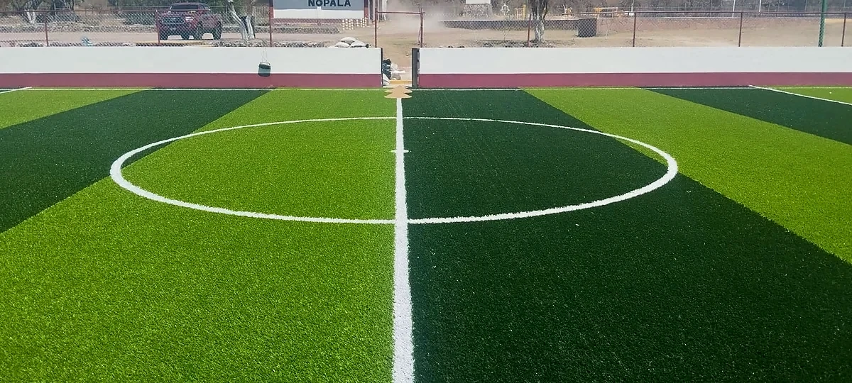 Cancha de fútbol rápido con pasto sintético en Nopala de Villagrán, Hidalgo: otra vista de la cancha