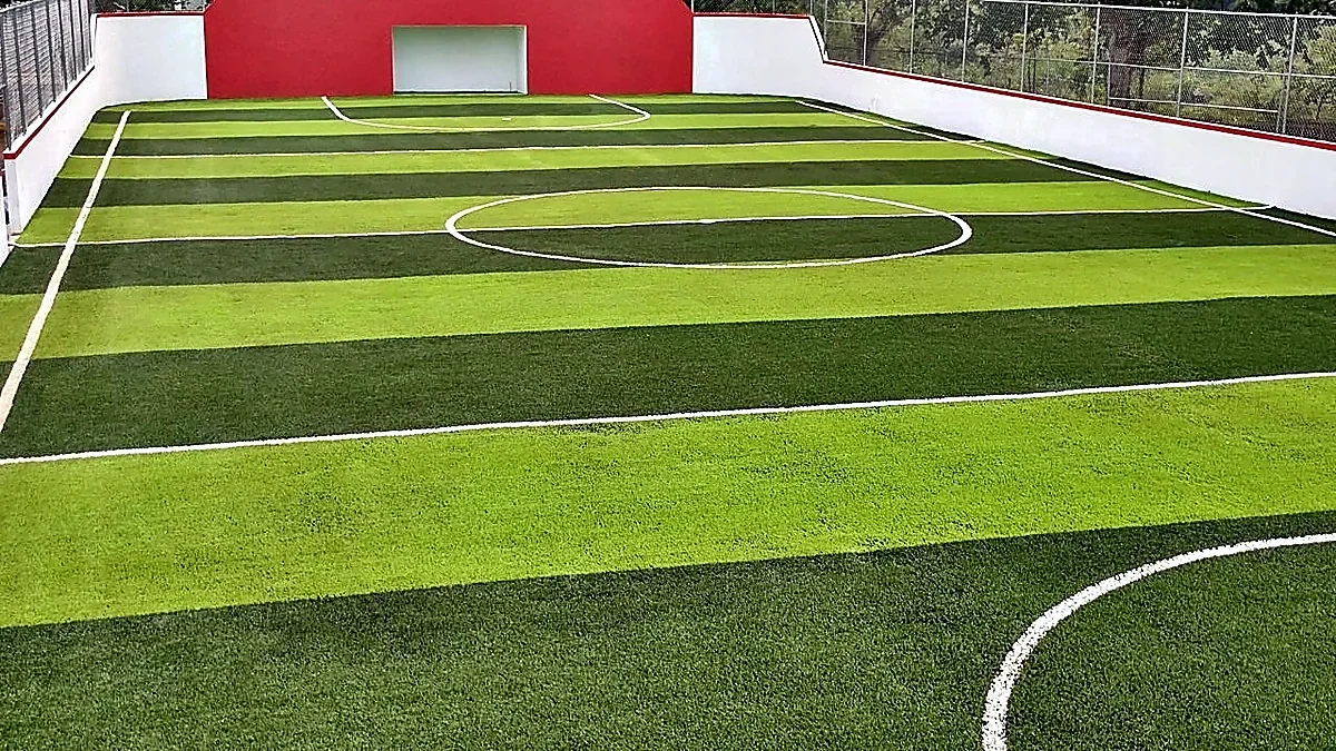 Cancha de fútbol rápido con pasto sintético en Tehuetlán, Hidalgo: líneas de juego insertadas en el pasto