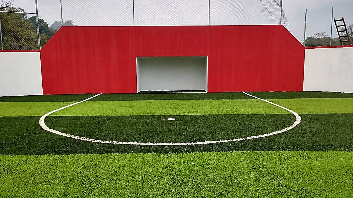 Cancha de fútbol rápido con pasto sintético en Tehuetlán, Hidalgo: la cancha desde la línea lateral