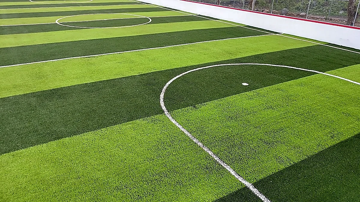 Cancha de fútbol rápido con pasto sintético en Tehuetlán, Hidalgo: pasto sintético deportivo recién cepillado