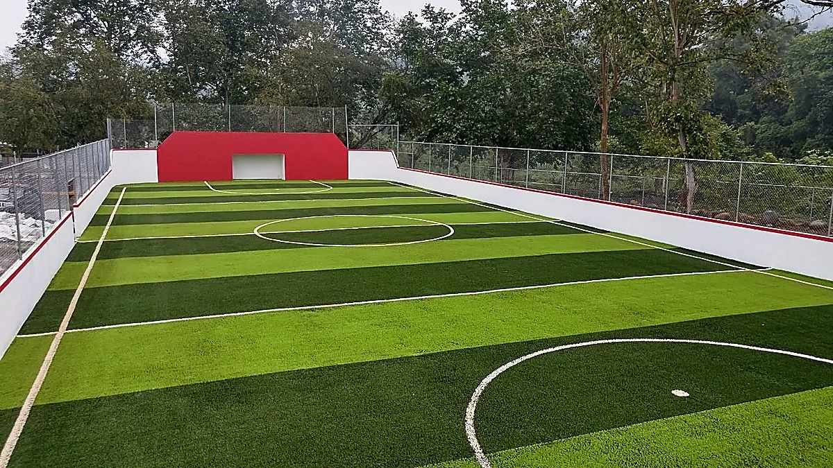 Cancha de fútbol rápido con pasto sintético en Tehuetlán, Hidalgo: vista de la cancha y su entorno