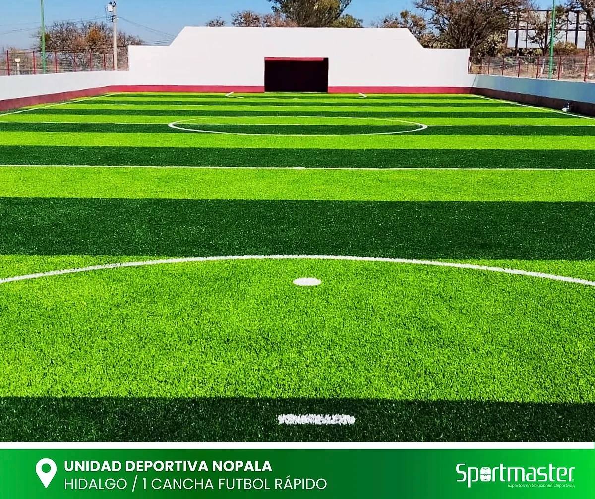 Cancha de fútbol rápido con pasto sintético en Unidad Deportiva Nopala, Nopala de Villagrán, Hidalgo: líneas de juego insertadas en el pasto